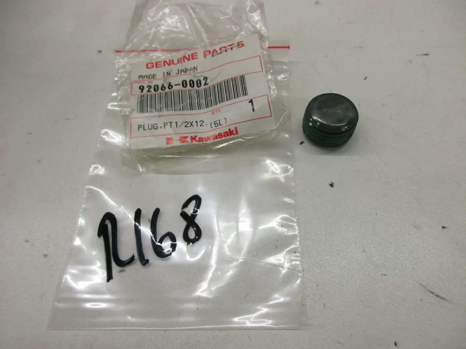 R168. Kawasaki VN 1700 JT1500 Schraube Plug 2x12 Motor Zylinderkopf 92066-0002 - Bild 1