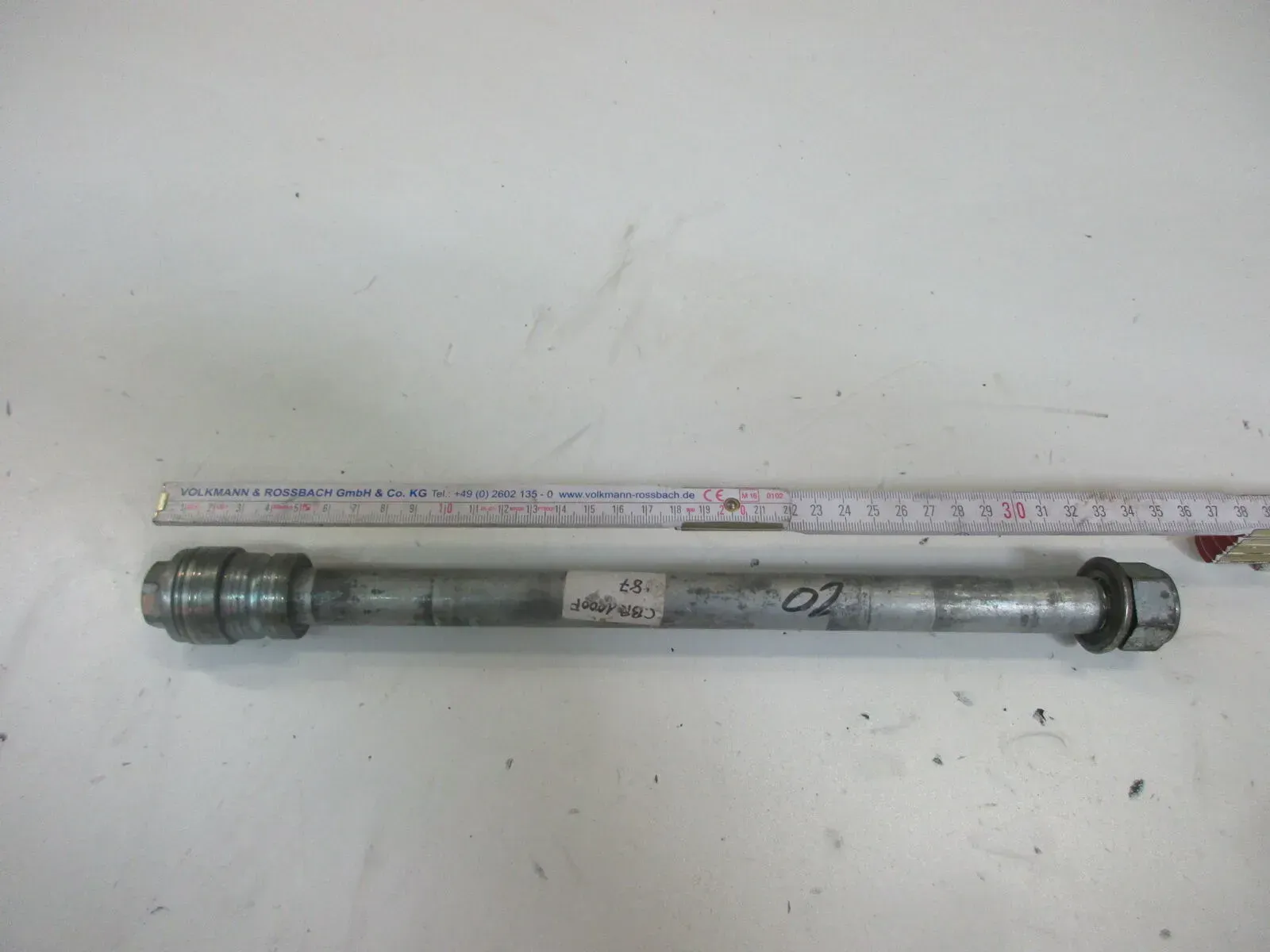 O1. Honda CBR 1000 F SC21 Steckachse (1) hinten Achse Hinterrad Axle Wheel Felge - Bild 1