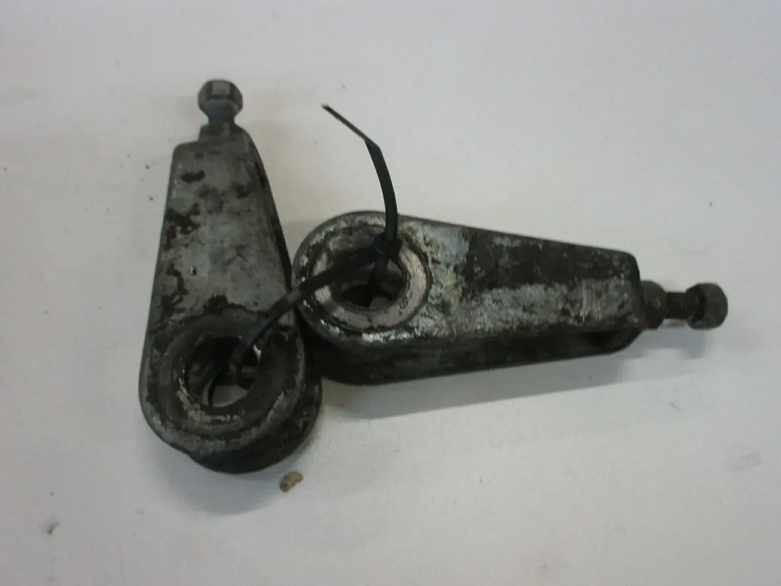 O. Suzuki GS 550 E_D Kettenspanner hinten rechts links Antriebskette Spanner - Bild 1