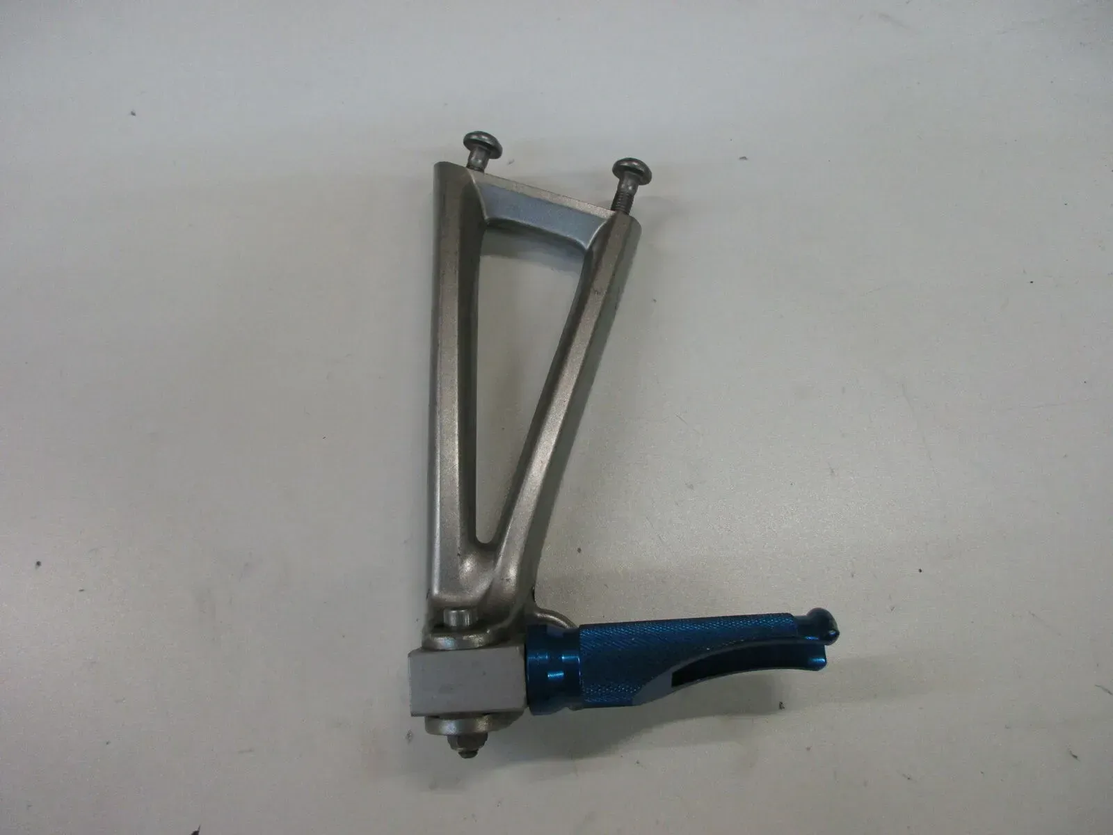 Yamaha YZF-R6 RJ11 Fußraste hinten links Fussrastenhalter Soziusraste Fussraste - Bild 1