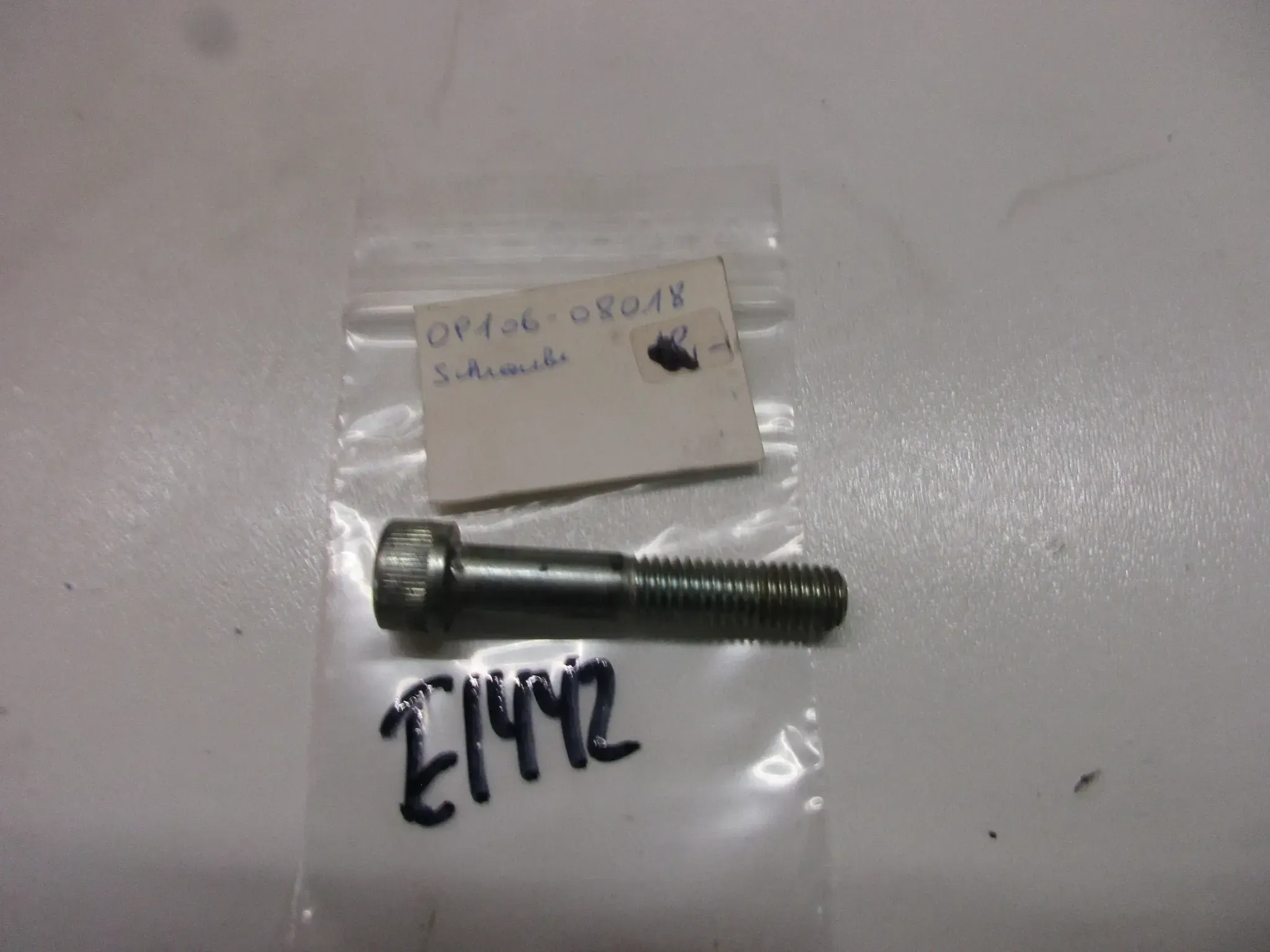 E1442 Suzuki GS 750 E Schraube Auspuff 09106-08018 Krümmer M8 mm Bolzen - Bild 1