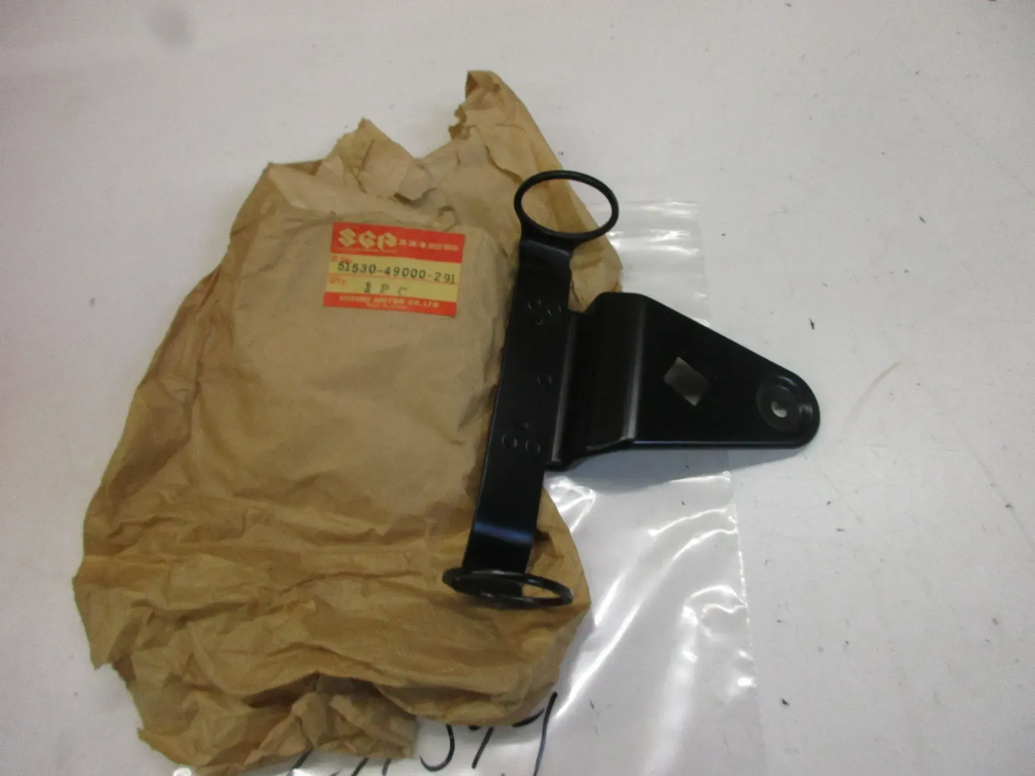E1544. Suzuki GS 1000 Lampenhalter 51530-49000-291 vorne rechts Scheinwerferhalter - Bild 1