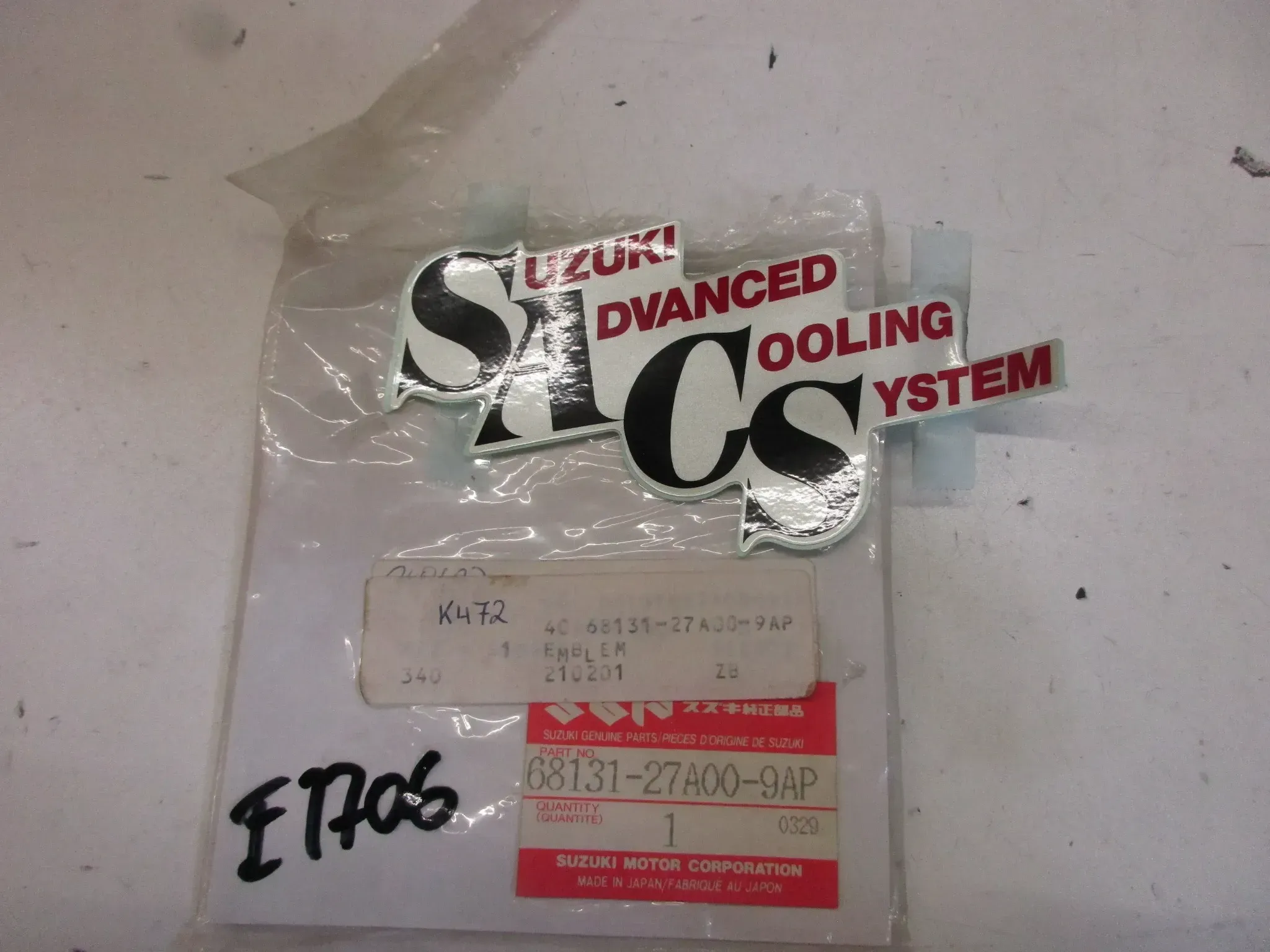 E1706. Suzuki GSX 600 F Aufkleber Dekor 68131-27A00-9AP Verkleidung Emblem Logo - Bild 1