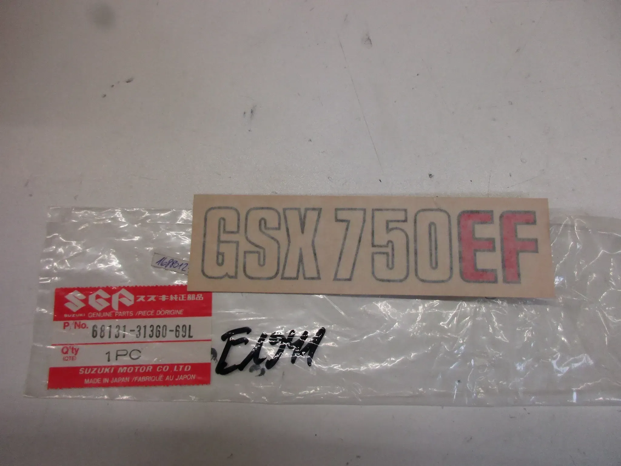 E1941. Suzuki GSX 750 EF Aufkleber Schriftzug 68131-31360-69L Dekor Verkleidung Emblem Logo - Bild 1