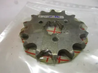 E1038. Suzuki GT 380 Ritzel Zahnrad 27511-33000 Motor vorne 14 Z sprocket - Bild 3