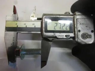 E1268 Suzuki DR 600 Schrauben Rahmen 01517-08208 Schwinge M8 mm Fußraste - Bild 4