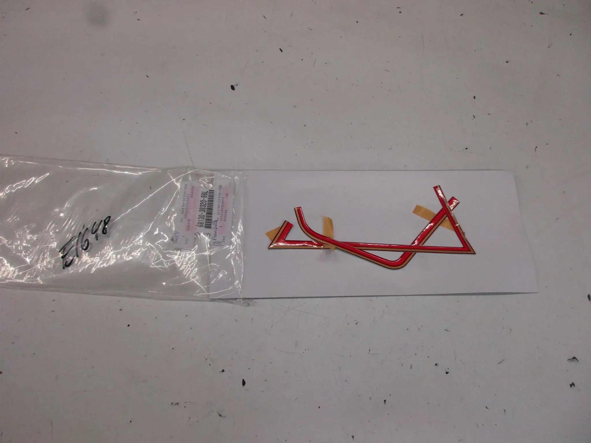 E1648. Suzuki GN 125 E Aufkleber Dekor 68130-38320-88L Verkleidung Emblem Logo - Bild 1