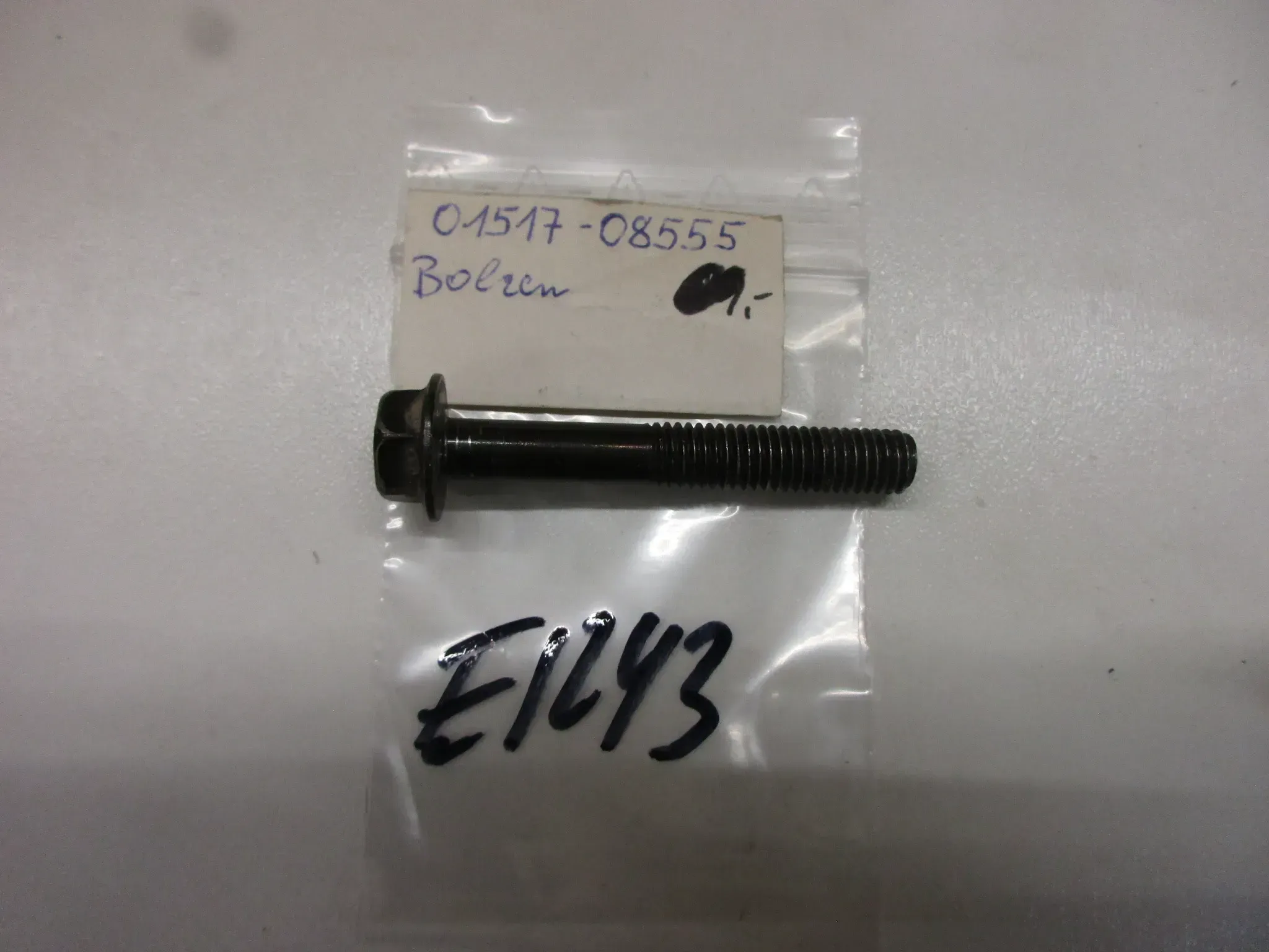 E1243 Suzuki DR 800 S GSF 400 Schraube Bolzen 01517-08555 Rahmen M8 mm Verkleidung - Bild 1