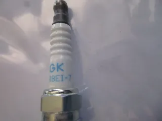 R1896 NGK LMAR8EI-7 Piaggio Medley 125 Zündkerze Motor - Bild 4