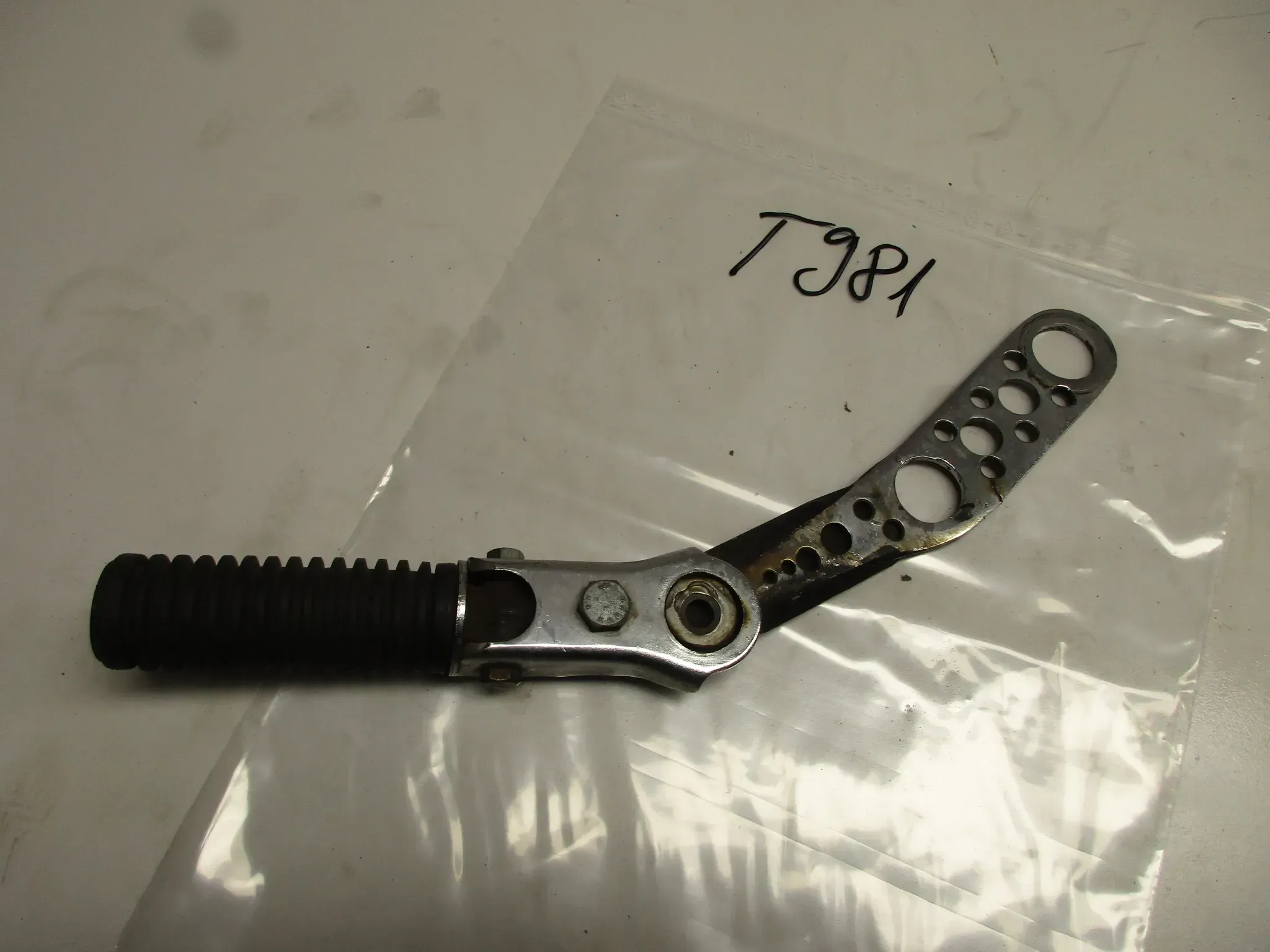 T981 Honda CB 750 F CB 900 F BOL D´OR Soziusraste hinten rechts od links Fußraste - Bild 1