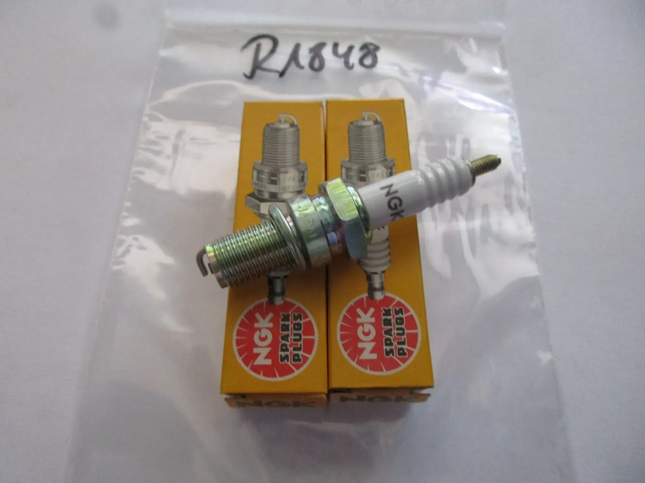 R1848 NGK D10ES Moto Guzzi 1000 Zündkerzen Ø 12 mm Motor - Bild 1