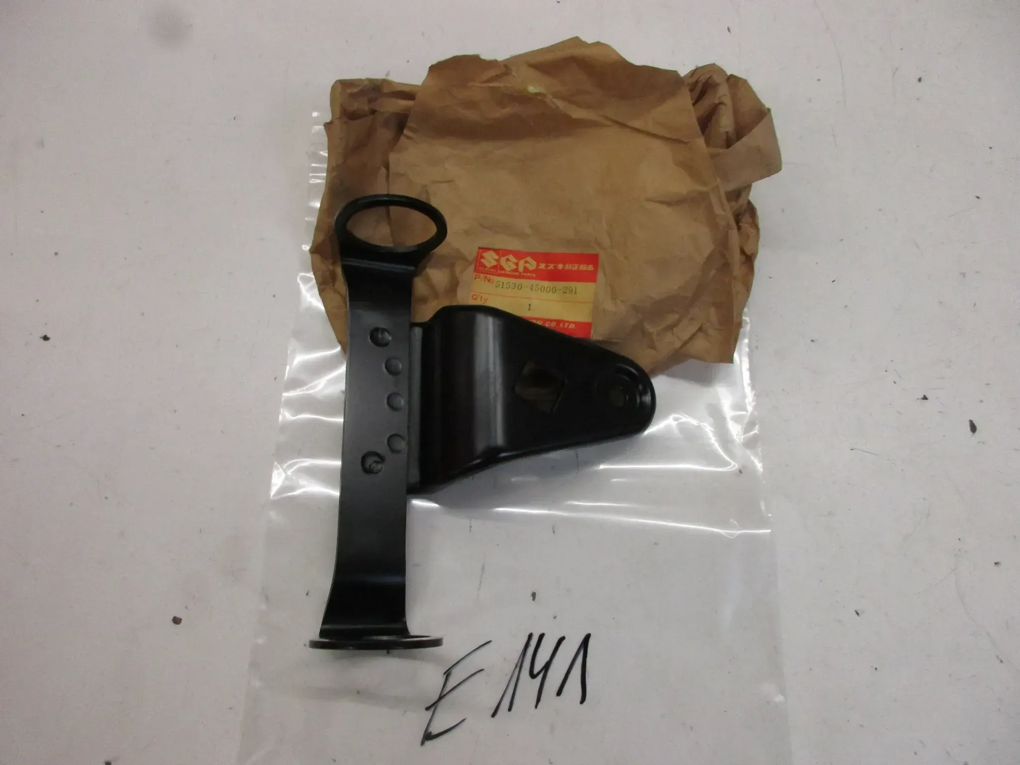 E141. Suzuki GS 750 GS 750 E Scheinwerferhalter Lampenhalter 51530-45000-291 rechts Träger - Bild 1