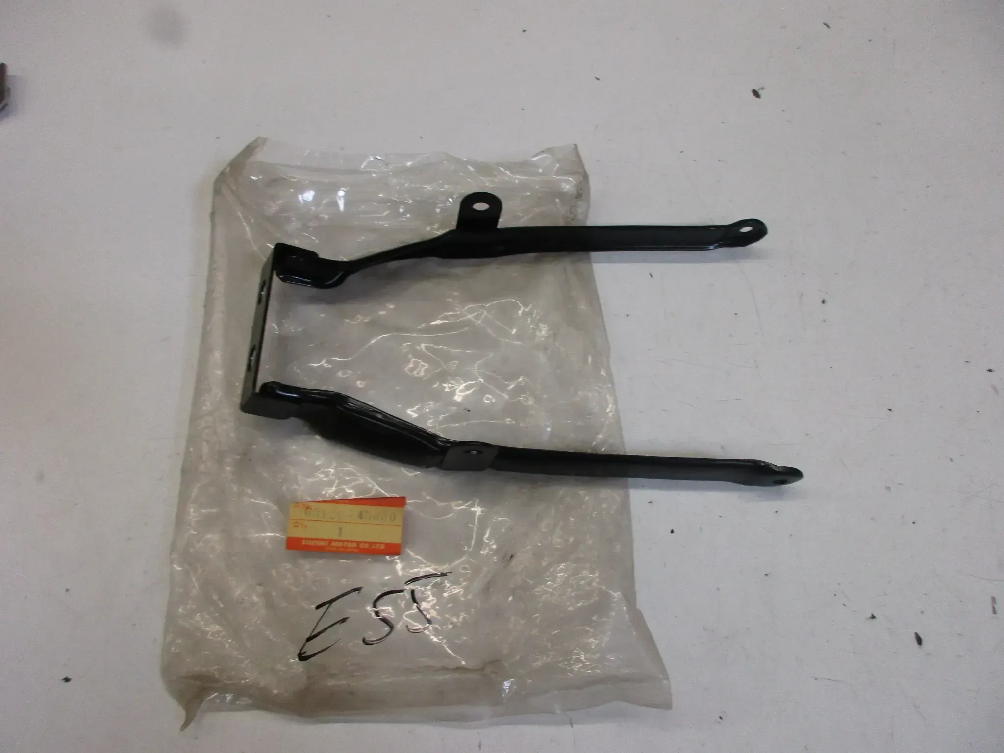 E55. Suzuki GS 400 Fenderhalter Halter 63120-45000 Rahmen Fender hinten - Bild 1