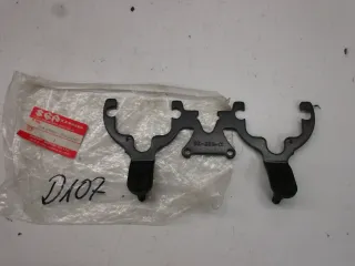 E107. Suzuki GN 250 Instrumentenhalter 34950-38300 Tachohalter Tacho Cockpit Halter - Bild 1