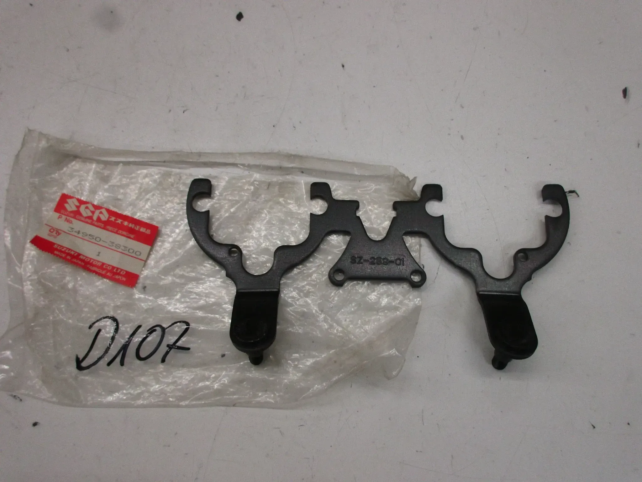 E107. Suzuki GN 250 Instrumentenhalter 34950-38300 Tachohalter Tacho Cockpit Halter - Bild 1