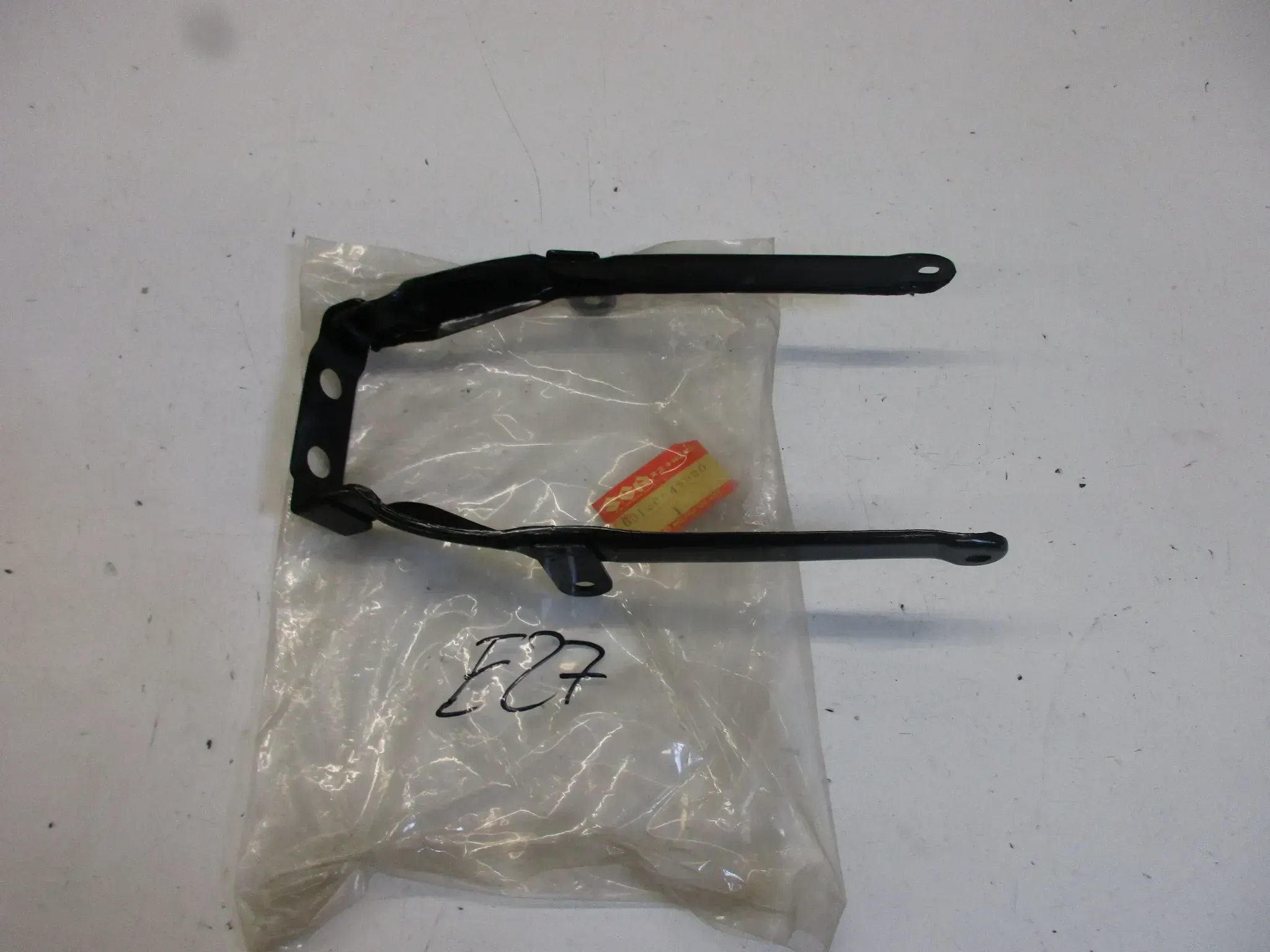 E27. Suzuki GS 750_1000 Fenderhalter Halter 63120-49000 Rahmen Fender hinten - Bild 1