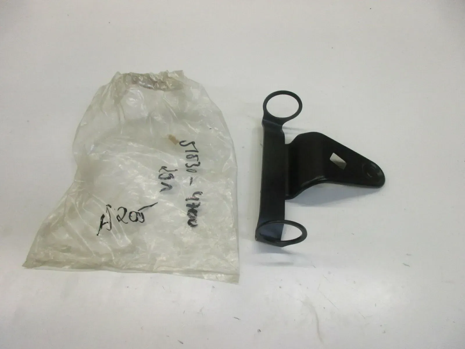 A205. Suzuki GS 550 E Scheinwerferhalter rechts Lampenhalter 51530-47000-291 - Bild 1