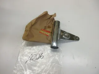 A206. Suzuki GN 400 T Scheinwerferhalter rechts Lampenhalter Blinker 51530-37302 - Bild 1