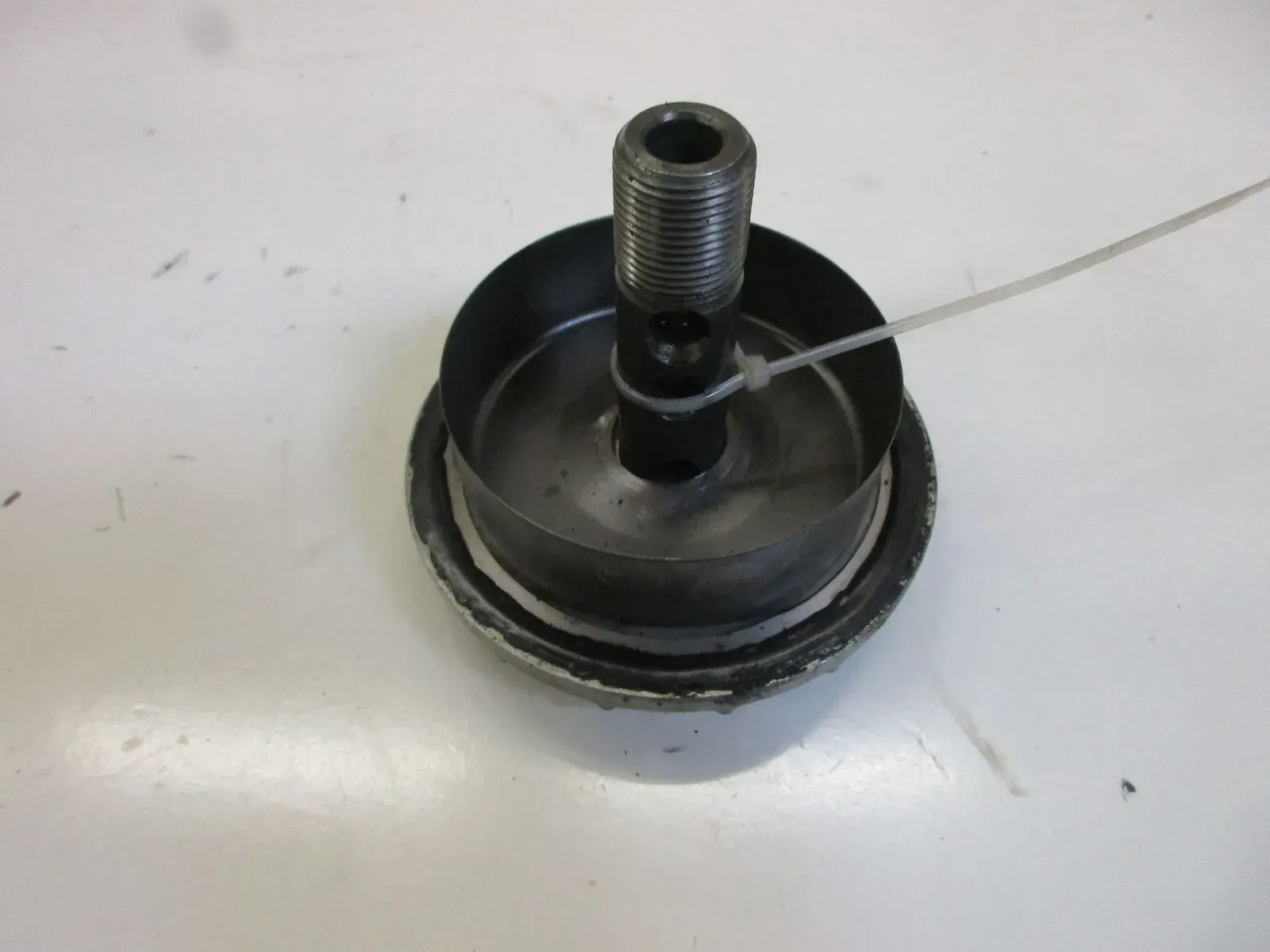 Kawasaki GPX 750 R ZX 750 F Ölfilterschraube mit Ölfilterdeckel Motor Ölfilter - Bild 1