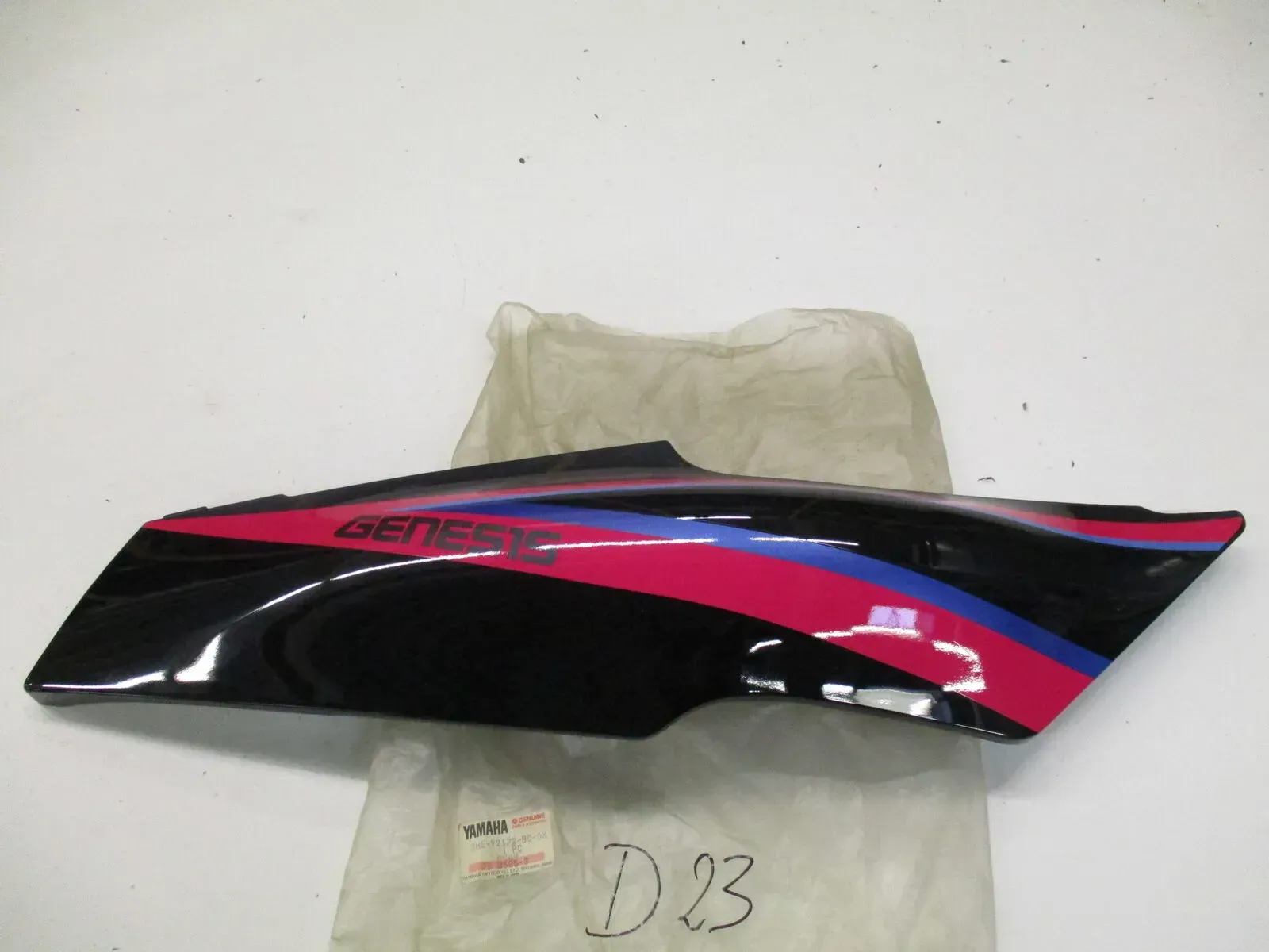 Verkleidung 3HE-Y2172-B0-0X Sitzbank D23 Yamaha FZR 600 3HE Seite rechts hinten - Bild 1
