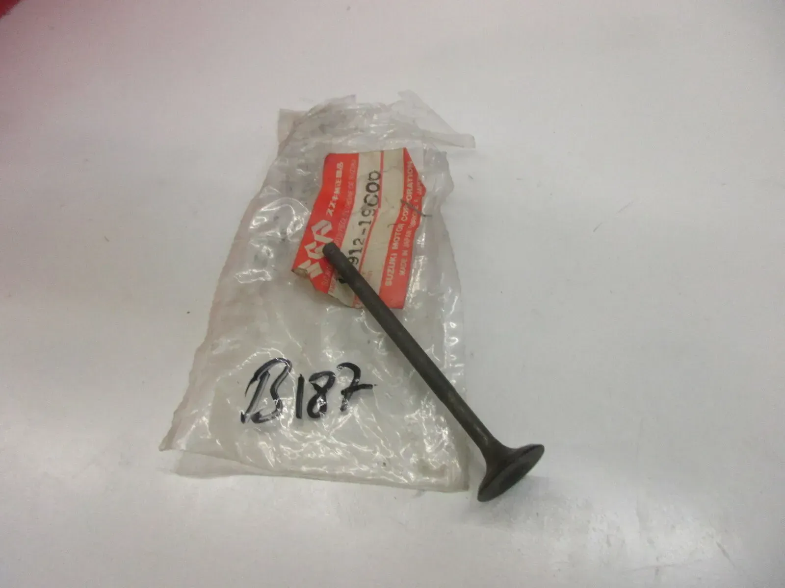 B187. Suzuki GSX 600 GSF 600 Auslassventil Motor Ventil Nockenwelle 12912-19C00 - Bild 1