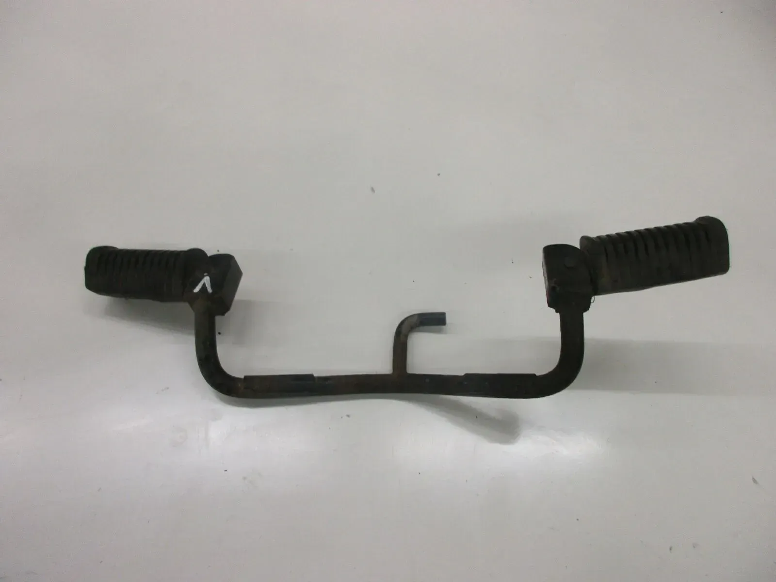 Kawasaki Z 200 A1 Fußrastenhalter (1) vorne Fußraste Fußrastenbrücke Fussraste - Bild 1