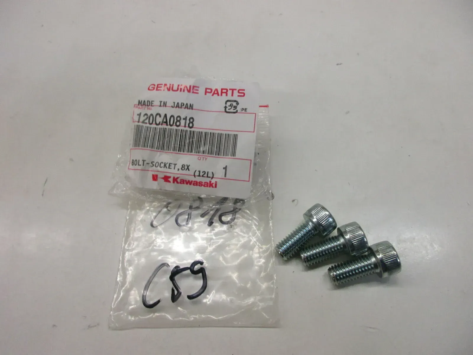 C59. Kawasaki KLE 650 ER-6 Schraube M8 x 18 Lichtmaschine Motor 120CA0818 - Bild 1