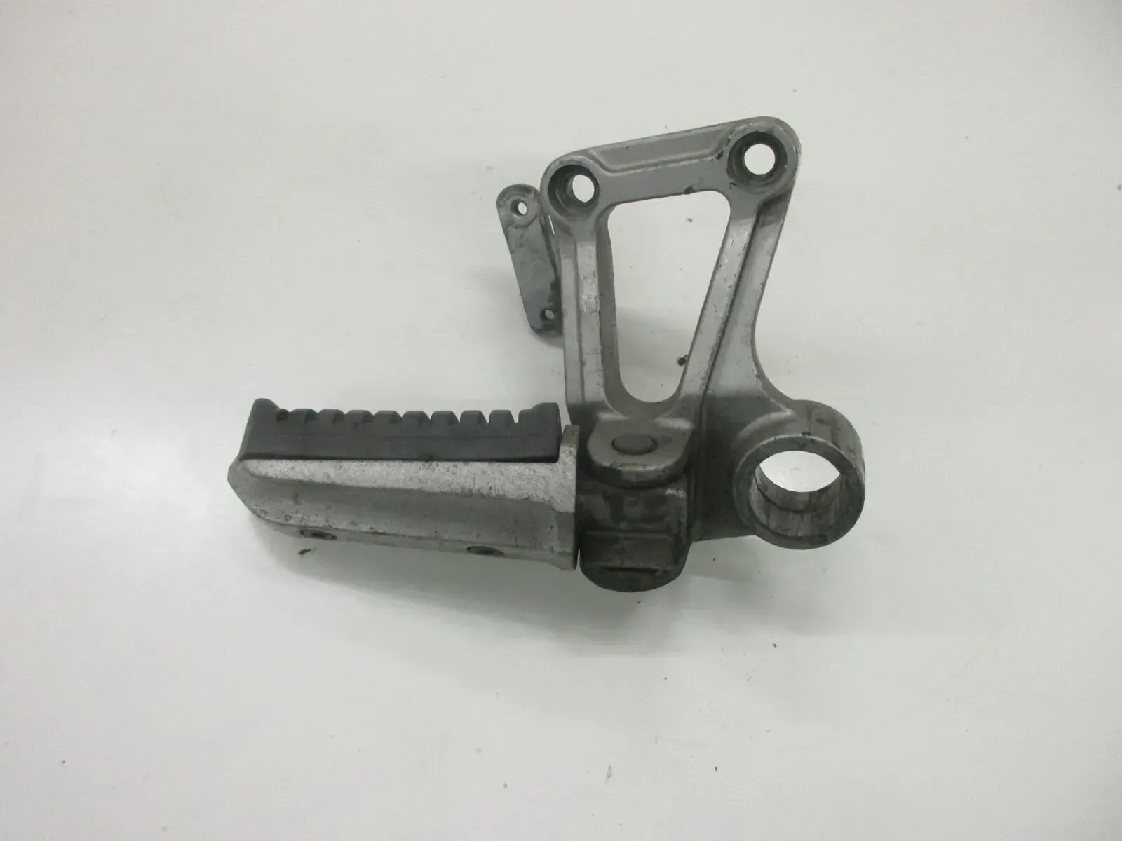 4. Kawasaki GPZ 600 R ZX600A Fußrastenhalter hinten rechts mit Fussraste Sozius - Bild 1