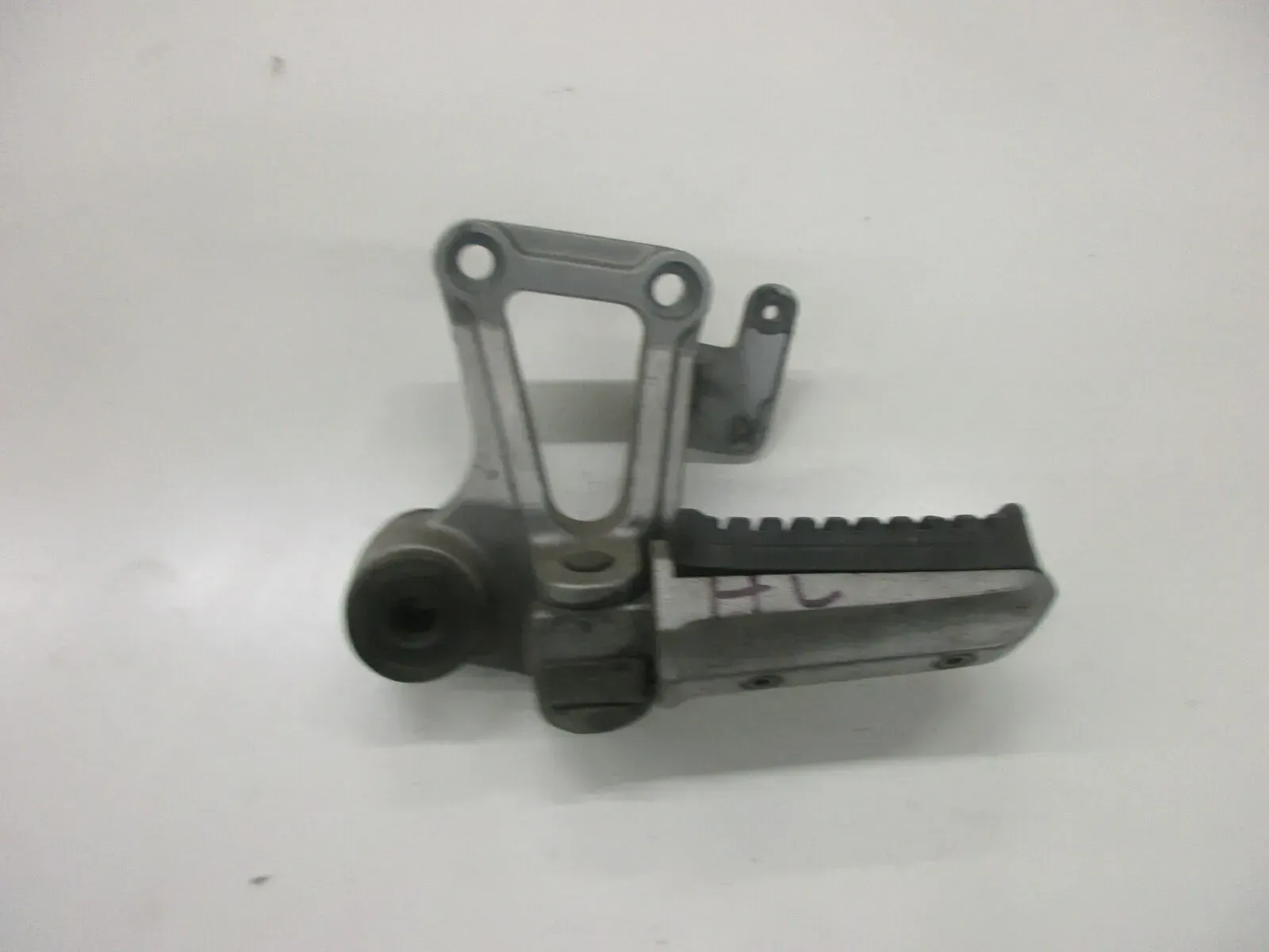 4. Kawasaki GPZ 600 R ZX600A Fußrastenhalter hinten links mit Fussraste Sozius - Bild 1
