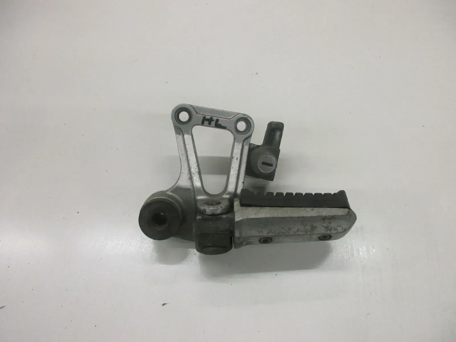 2. Kawasaki GPZ 600 R ZX600A Fußrastenhalter mit Fußraste hinten links Sozius - Bild 1