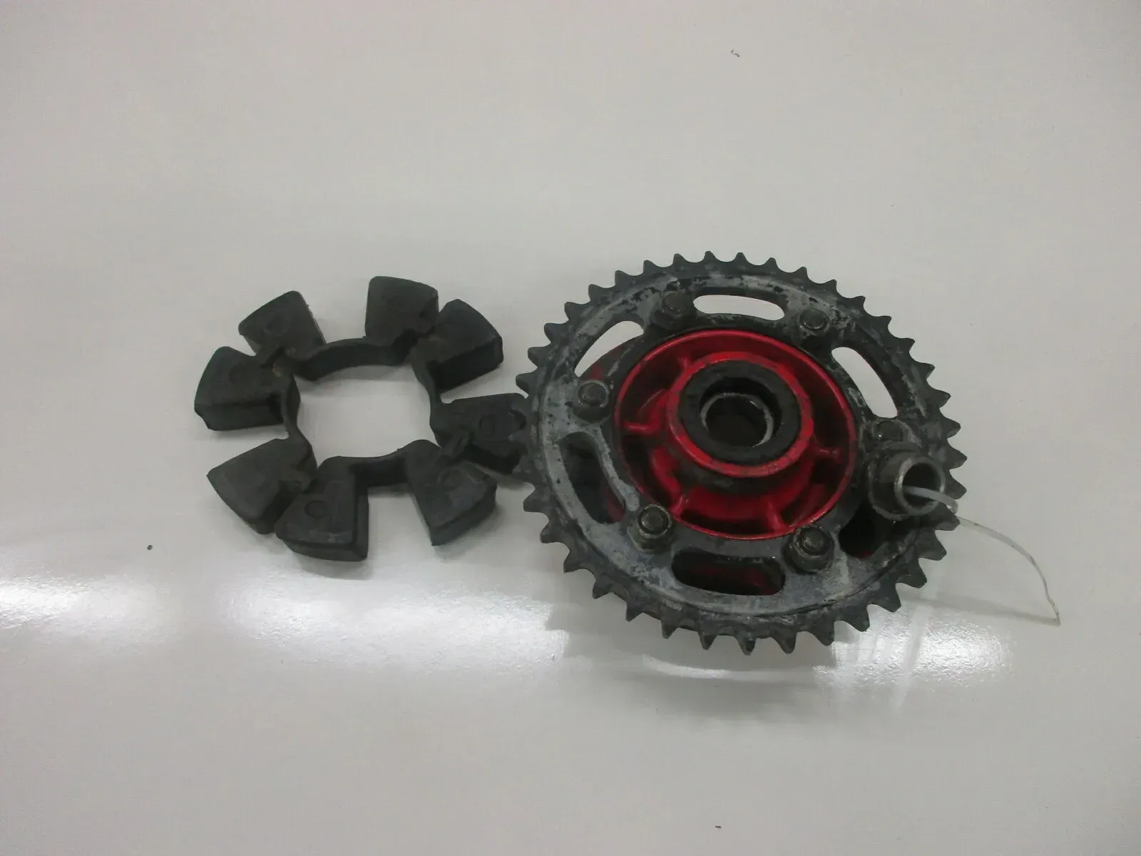 3. Kawasaki GPZ 600 R ZX600A Kettenradträger mit Ruckdämpfer Antrieb Gummi - Bild 1