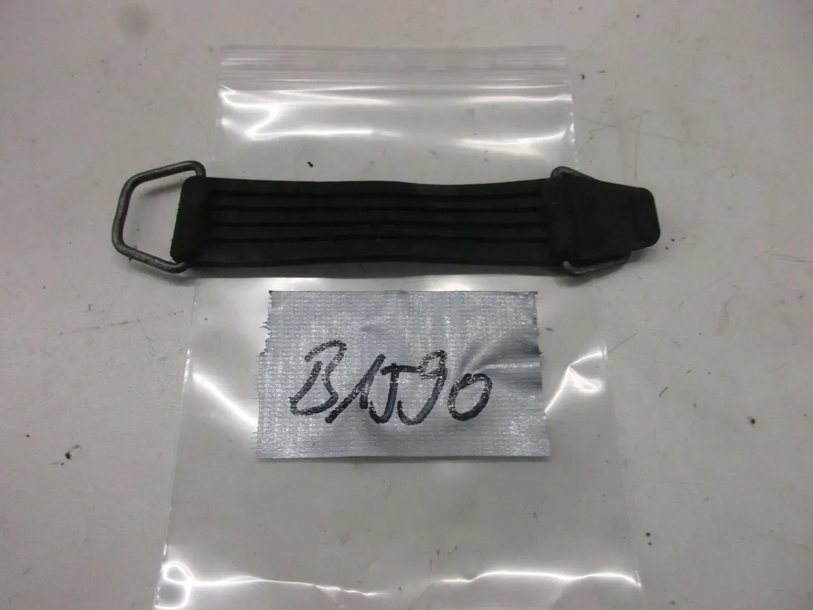 B1590 BMW Batteriegummi Spanngummi 160 mm Batteriehalter Gummiband Verschluß - Bild 1